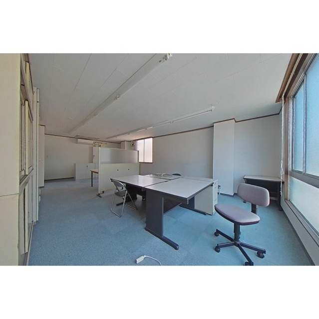 奥村ビル(美江寺町)の内装|机等は残置物です。