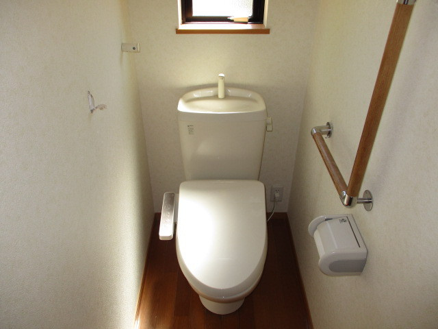 生駒郡斑鳩町龍田北１丁目の一戸建てのトイレ