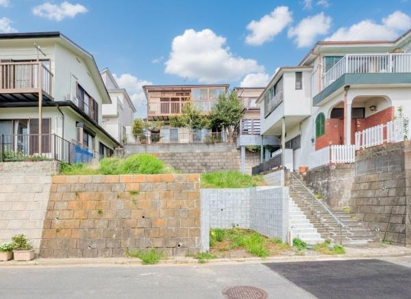 横浜市磯子区杉田８丁目の新築一戸建の前面道路含む現地写真|陽当りの良さ、住環境を現地にてご確認下さい！
周辺環境も合わせてご案内させて頂きます！