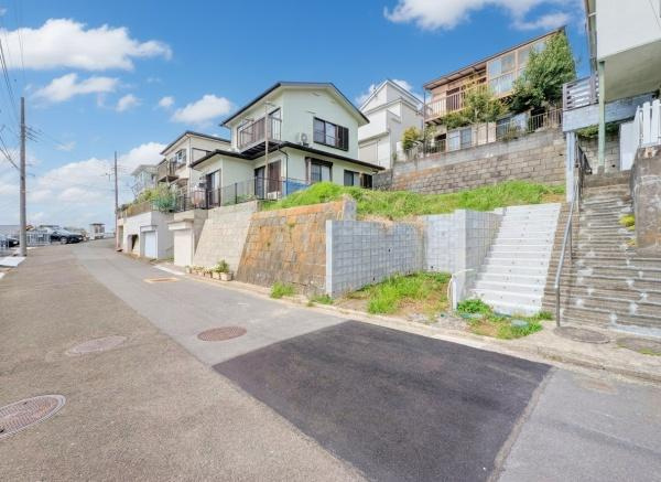 横浜市磯子区杉田８丁目の新築一戸建の前面道路含む現地写真|落ち着いた街並みになります。
陽当り良好の明るい住まい♪
