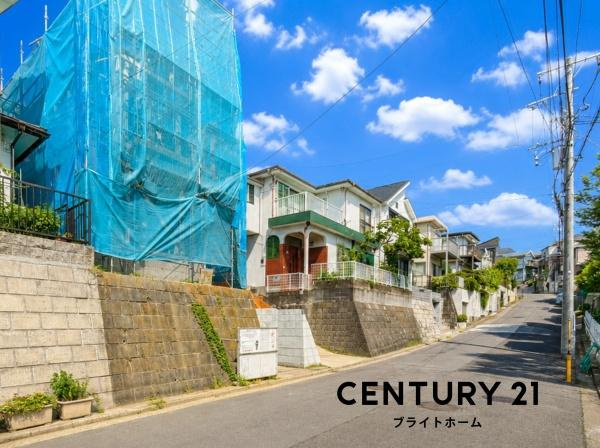 横浜市磯子区杉田８丁目の新築一戸建の前面道路含む現地写真|周辺は生活利便施設が点在しています。
是非一度、現地へお越しください！
ご自宅までの送迎も可能です！