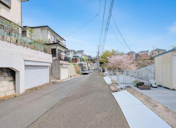 横浜市磯子区杉田８丁目の新築一戸建の前面道路含む現地写真|周辺は落ち着いた街並みになります。
子育てにはぴったりの住環境♪
