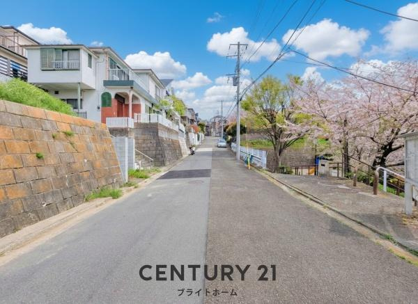 横浜市磯子区杉田８丁目の新築一戸建の前面道路含む現地写真|現在建築中の為、同仕様物件のご案内をさせて頂きます。
お車でご自宅まで送迎承ります。