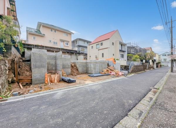 横浜市青葉区奈良町の新築一戸建の前面道路含む現地写真|落ち着いた街並みになります。
陽当り良好の明るい住まい♪