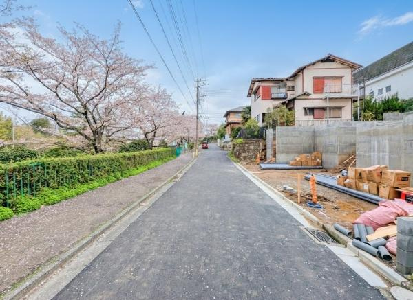 横浜市青葉区奈良町の新築一戸建の前面道路含む現地写真|周辺は落ち着いた街並みになります。
子育てにはぴったりの住環境♪