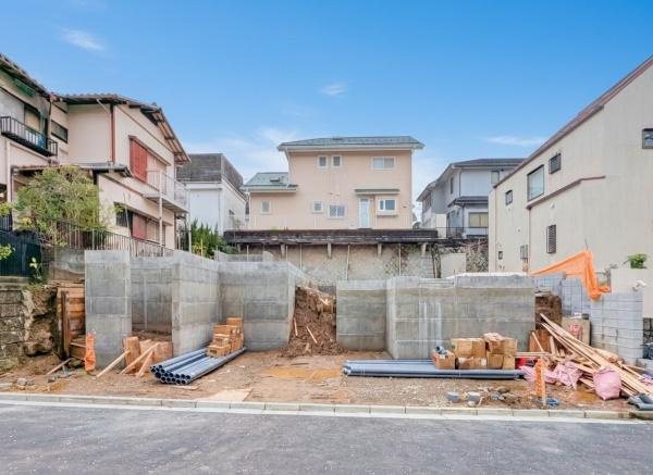 横浜市青葉区奈良町の新築一戸建の前面道路含む現地写真|同仕様物件のご案内をさせて頂きます。
お車でご自宅まで送迎承ります。