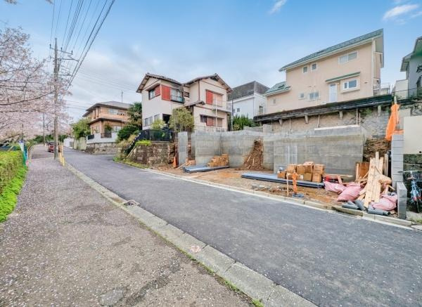 横浜市青葉区奈良町の新築一戸建の前面道路含む現地写真|陽当りの良さ、住環境を現地にてご確認下さい！
周辺環境も合わせてご案内させて頂きます！