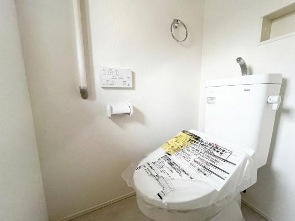 【トイレ】 | 落ち着いた色合いのトイレは、保温・洗浄機能付きです。
