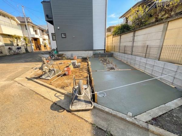 【駐車場】 | 広々とした駐車場は2台駐車可能です！
前面道路は車通りも少ない為駐車もしやすいです！
