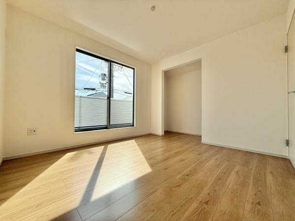 【寝室】 | 木目のフローリングが暖かみのある室内に。明るい寝室で心地のいい朝を迎えられそう。