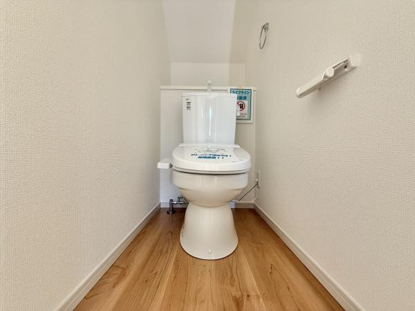 【トイレ】 | 節水型でエコなトイレには、今では当たり前のウォシュレット付き。便座を温める機能付き！