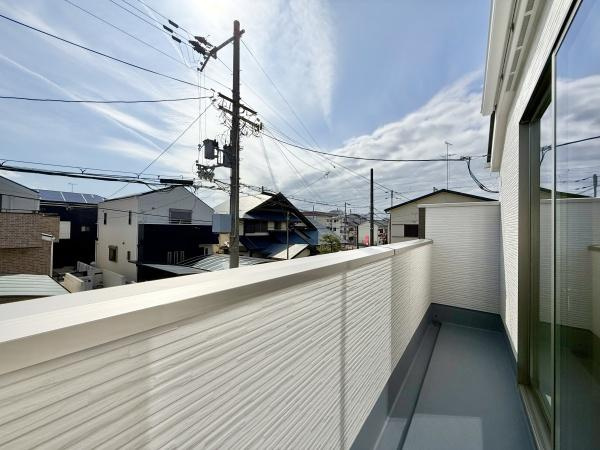 【バルコニー】 | 太陽の光と爽やかな風を受けたお洗濯物はあっという間に乾き、取りこむ時には太陽の匂いを感じられそうですね♪