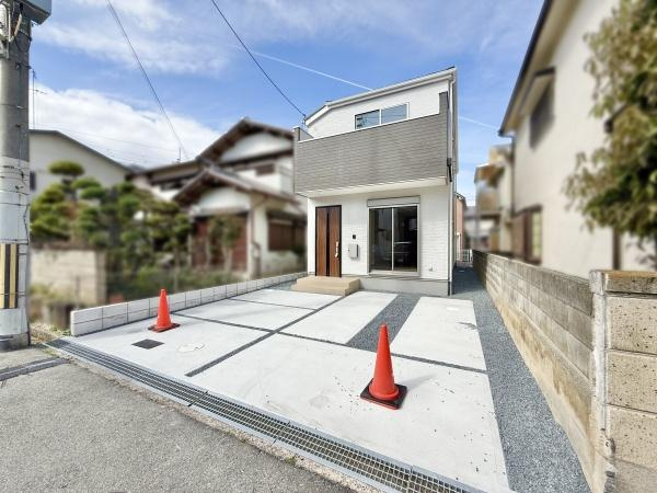 【前面道路含む現地写真】 | 低層の一戸建てを中心とした街並みが整然と続き、周辺は高い建物が建っていないので、採光や開放性に恵まれる環境です。