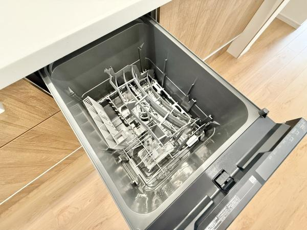 【キッチン】 | 食器洗乾燥機付きで家族の食器もピカピカ。後片付けもラクラクこなせて、日々の生活には欠かせない便利設備。環境にもママの手にも優しいのがうれしいですね。