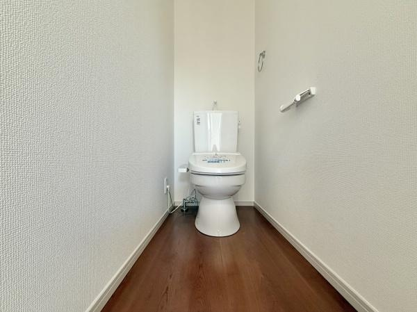 【トイレ】 | 清潔感のあるトイレです！タオルフォルダーも付いておりそのまま手洗いもできます。