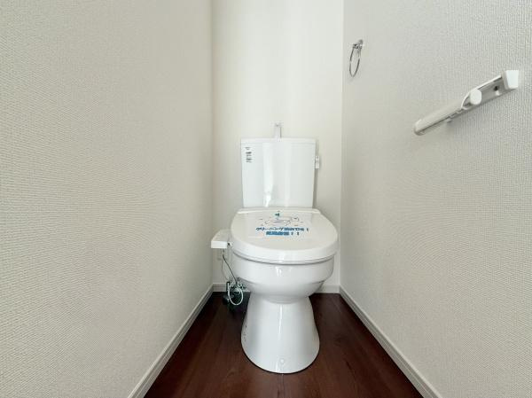 【トイレ】 | 節水型でエコなトイレには、今では当たり前のウォシュレット付き。便座を温める機能もついていて、居心地良くてトイレから出られなくなるかも！