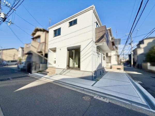 【前面道路含む現地写真】 | 休日にはご家族連れで賑わうショッピングモールで、お買い物もお食事も楽しめます♪