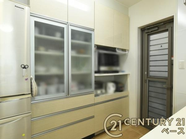 生駒郡斑鳩町服部２丁目　一戸建の収納|■現地撮影写真■キッチン後ろには壁に備付けされた大容量のカップボードを完備！キッチン回りがスッキリします！