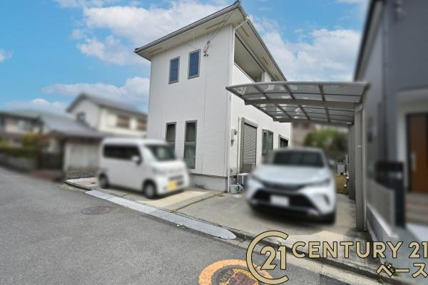 生駒郡斑鳩町服部２丁目　一戸建の駐車場|■現地撮影写真■広々とした駐車スペースを完備！カーポートは１台分ございます！