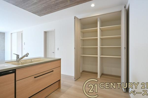 北葛城郡上牧町中筋出作 １号棟 ／新築一戸建のキッチン|■現地撮影写真■キッチン横に収納力たっぷりのパントリーがあります！