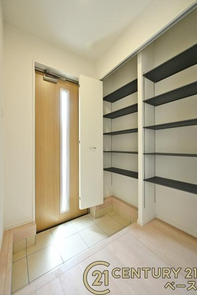 クレイドルガーデン築山 ２号棟 ／新築一戸建の内観：施工例|■玄関には大容量収納スペースを完備！■