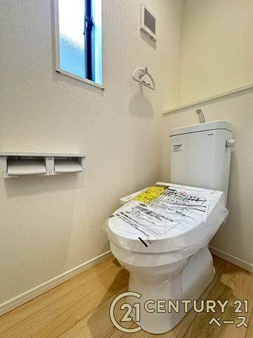 クレイドルガーデン築山 ２号棟 ／新築一戸建のトイレ|■現地撮影写真■１・２階ともに清潔感ある綺麗なお手洗を完備！