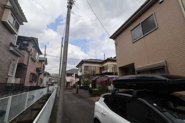 北区日進町１丁目44-4(リフォーム済住宅)の外観|西側に小さな用水路が流れています。