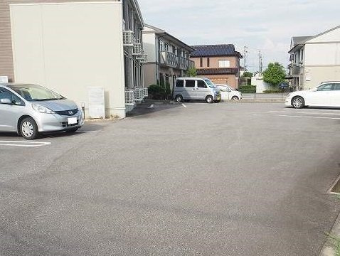 メゾンド・ソレイムの駐車場|車をお持ちの方に嬉しい駐車場付きの物件です