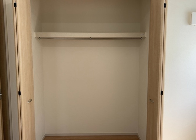 【収納】 | デザイン性を重視しすぎて収納が少なかった！なんてことにならないため、事前に現地で収納の数を確認しておくことをお勧めします。クローゼット以外にも床下収納や屋根裏収納、パントリーなどもチェックしましょう。