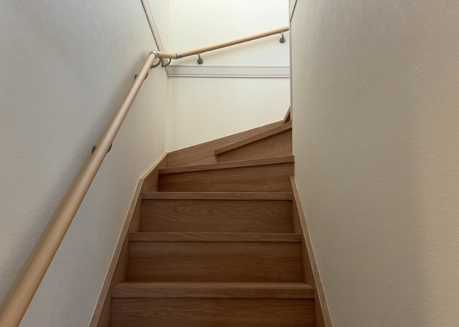 【内装】 | 建物の上下階の通路である階段は、その位置によって動線や室内の印象が大きく左右されます。手摺にも重要な役割があり、転倒の防止・歩行や動作を円滑にして日常生活を支えることを主な目的として設置されています。