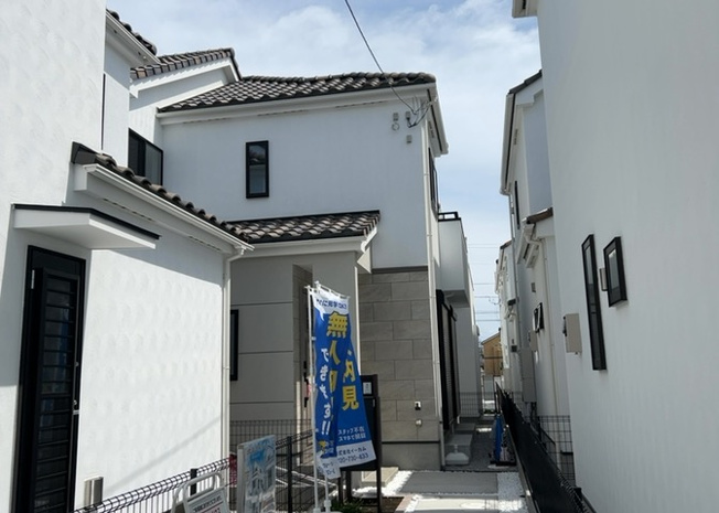 【外観】 | ついに完成致しました！現地をご見学に行く際は、道路の幅や周辺の交通量、施設などをご確認頂くことをおすすめします！物件の流れが早いため、内見をしたい方はお早めに当社営業までお問い合わせ頂きご予約下さい！