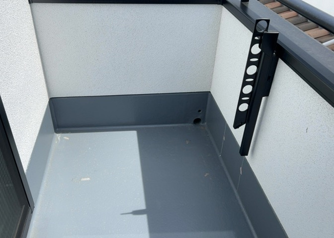 【バルコニー】 | バルコニーは、室外の専用スペースのうち、「屋根がなく開放された空間」であるものを指します。ベランダより広いタイプのものが多く、日当たりもよいため家庭菜園などを楽しみたい人にとって適した環境となります。