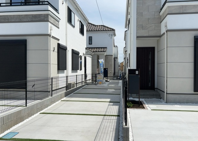 【前面道路含む現地写真】 | 住宅用の土地では前面道路に2m以上接していなければならないと法律で定められています。しかし、お持ちの車のサイズやライフスタイルなどにより、2mでは利便が悪い場合もございますので、事前に確認しましょう。