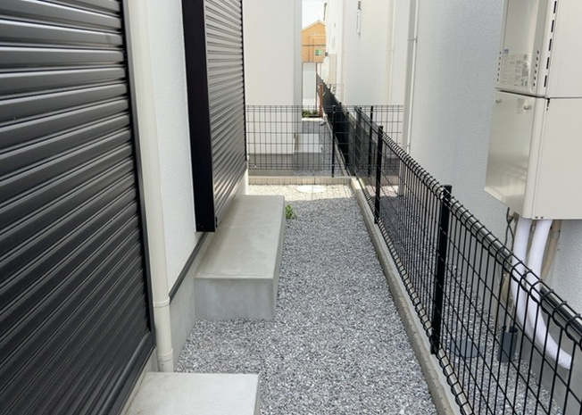 【庭】 | 庭があることでガーデニングや家庭菜園はもちろん、こどもの遊び場やペットを放して遊ぶことができます。また、家の周囲に余裕があるということです。隣地との間があれば、十分な日当たりと、風通しが確保できます。