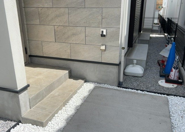 【構造・工法・仕様】 | 木造住宅とは土台、壁、柱など建築物の強度を支える構造体の材に木が使用されている構造を指します。構造体は建物の自重を支えるだけではなく風圧や水圧、積裁荷重などあらゆる衝撃に耐えるための基礎です。