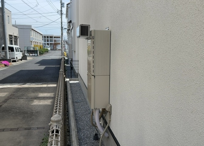 【発電・温水設備】 | 省エネ給湯器とは従来型の給湯器より熱効率が高く、少ない燃料でたくさんのお湯を沸かすことが出来る高効率な給湯器のことを指します。また、省エネ給湯器には種類があり、利便性や効果なども様々です。