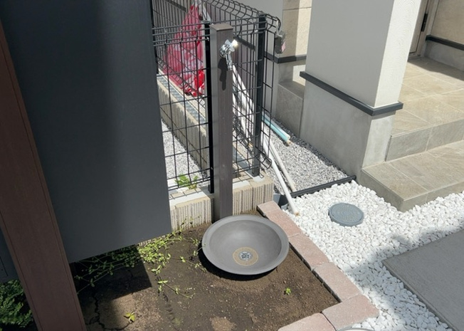【設備】 | 敷地内には、散水栓や立水栓があります。水道水を直接利用できるため、水を運ぶ手間を省くことが出来ます。大量の水を必要とする洗車作業や清掃などに役立ちます。その他設備とあわせて、現地でご確認ください。