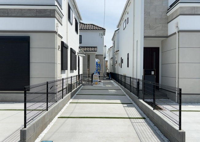 【前面道路含む現地写真】 | お持ちの車種によっては前面道路が広い方が便利でしょう。しかし、前面道路が広ければその分交通量が多くなるため、騒音などが気になる場合があります。実際に現地を見学し、周辺交通量や騒音などを確認しましょう！