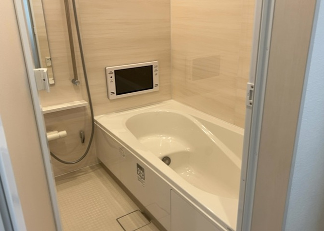 【浴室】 | 入浴時の快適さも大事なことですが、綺麗な状態を維持できなければ気持ちよく入浴できません。毎日の掃除が楽という点は大事なポイントになります！カビが生えにくく掃除がしやすい、壁や浴槽を選ぶといいでしょう。