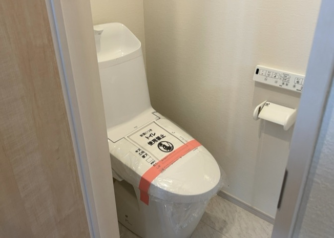 【トイレ】 | トイレは大きさや形、機能、抗菌性などが異なる多種多彩なタイプが各メーカーから出ています。それぞれに良さがあるため、事前にどういったタイプのトイレがいいのかをご家庭内で決めて、内見に行くといいでしょう。