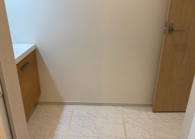 【脱衣所】 | 多くの戸建て住宅で見かける洗面脱衣所は、洗面台と洗濯機が2畳ほどのスペースに並べられていて、洗面所が脱衣所を兼ね備えている間取りが一般的です。お客様が利用することもある、パブリックな空間でもあります。