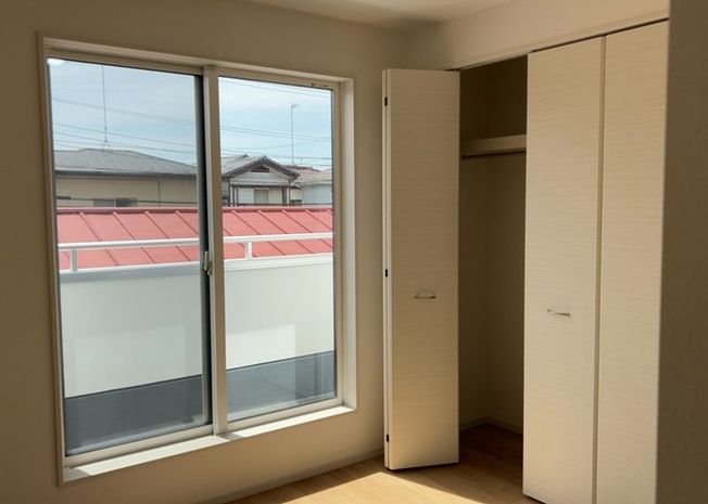 【洋室】 | 洋室のメリットは重い家具が置きやすく、身の回りが整理しやすいことです。 床がフローリングのため畳とは異なり凹みにくいです。 クローゼットなど収納が豊富で、普段使わない旅行カバンや服の整頓も簡単にです。