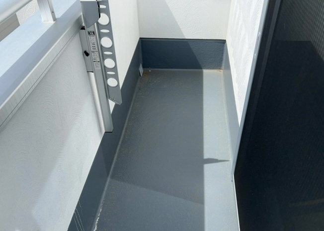 【バルコニー】 | バルコニーは、室外の専用スペースのうち、「屋根がなく開放された空間」であるものを指します。ベランダより広いタイプのものが多く、日当たりもよいため家庭菜園などを楽しみたい人にとって適した環境となります。