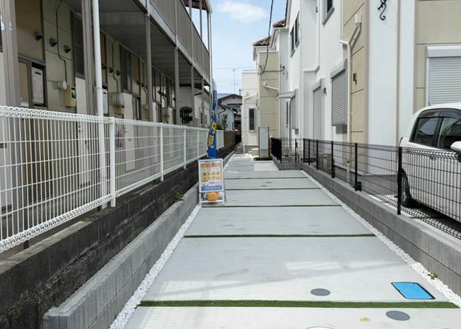 【前面道路含む現地写真】 | 住宅用の土地では前面道路に2m以上接していなければならないと法律で定められています。しかし、お持ちの車のサイズやライフスタイルなどにより、2mでは利便が悪い場合もございますので、事前に確認しましょう。