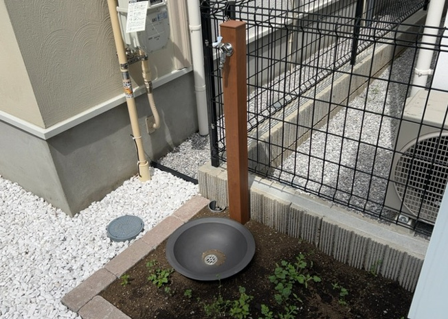 【設備】 | 敷地内には、散水栓や立水栓があります。水道水を直接利用できるため、水を運ぶ手間を省くことが出来ます。大量の水を必要とする洗車作業や清掃などに役立ちます。その他設備とあわせて、現地でご確認ください。