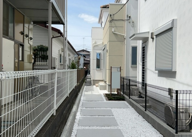 【前面道路含む現地写真】 | お持ちの車種によっては前面道路が広い方が便利でしょう。しかし、前面道路が広ければその分交通量が多くなるため、騒音などが気になる場合があります。実際に現地を見学し、周辺交通量や騒音などを確認しましょう！