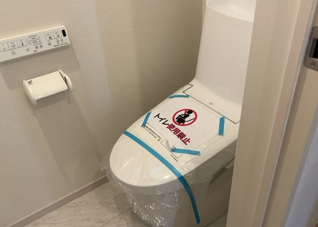 【トイレ】 | トイレは大きさや形、機能、抗菌性などが異なる多種多彩なタイプが各メーカーから出ています。それぞれに良さがあるため、事前にどういったタイプのトイレがいいのかをご家庭内で決めて、内見に行くといいでしょう。
