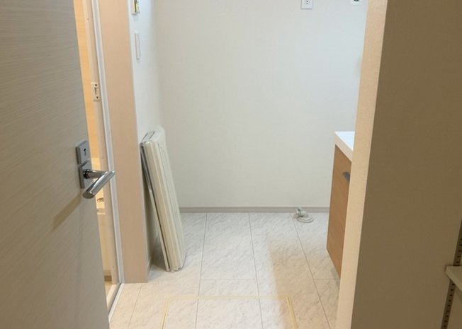 【脱衣所】 | 多くの戸建て住宅で見かける洗面脱衣所は、洗面台と洗濯機が2畳ほどのスペースに並べられていて、洗面所が脱衣所を兼ね備えている間取りが一般的です。お客様が利用することもある、パブリックな空間でもあります。