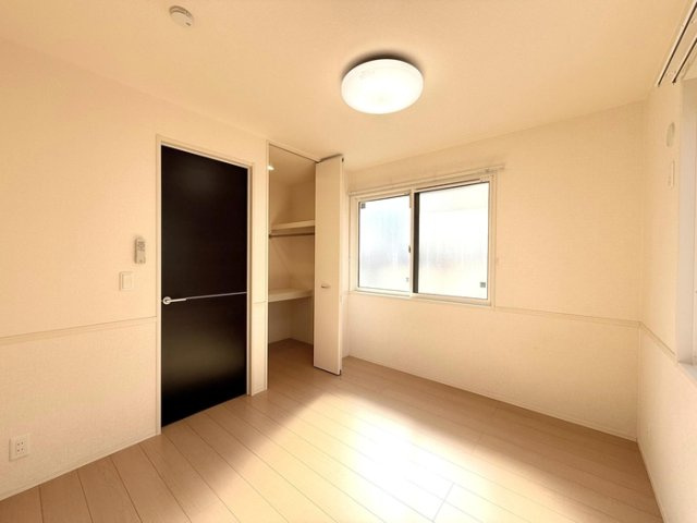 ルミエールこがねの洋室