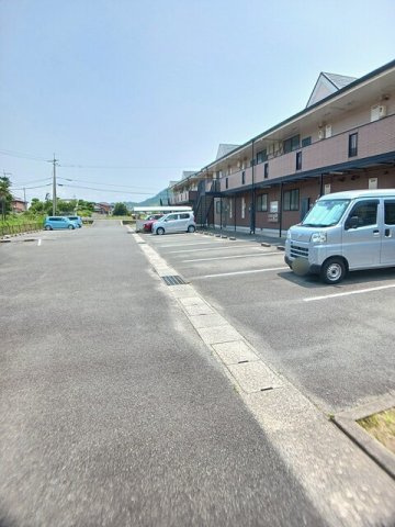レジュール木船２の駐車場